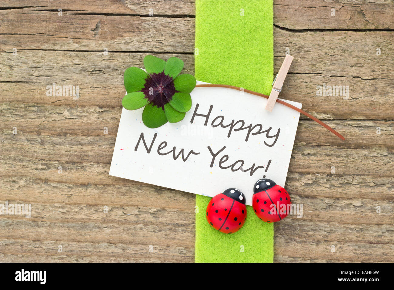 Inglese Anno Nuovo card con Leafed trifoglio e ladybugs Foto Stock