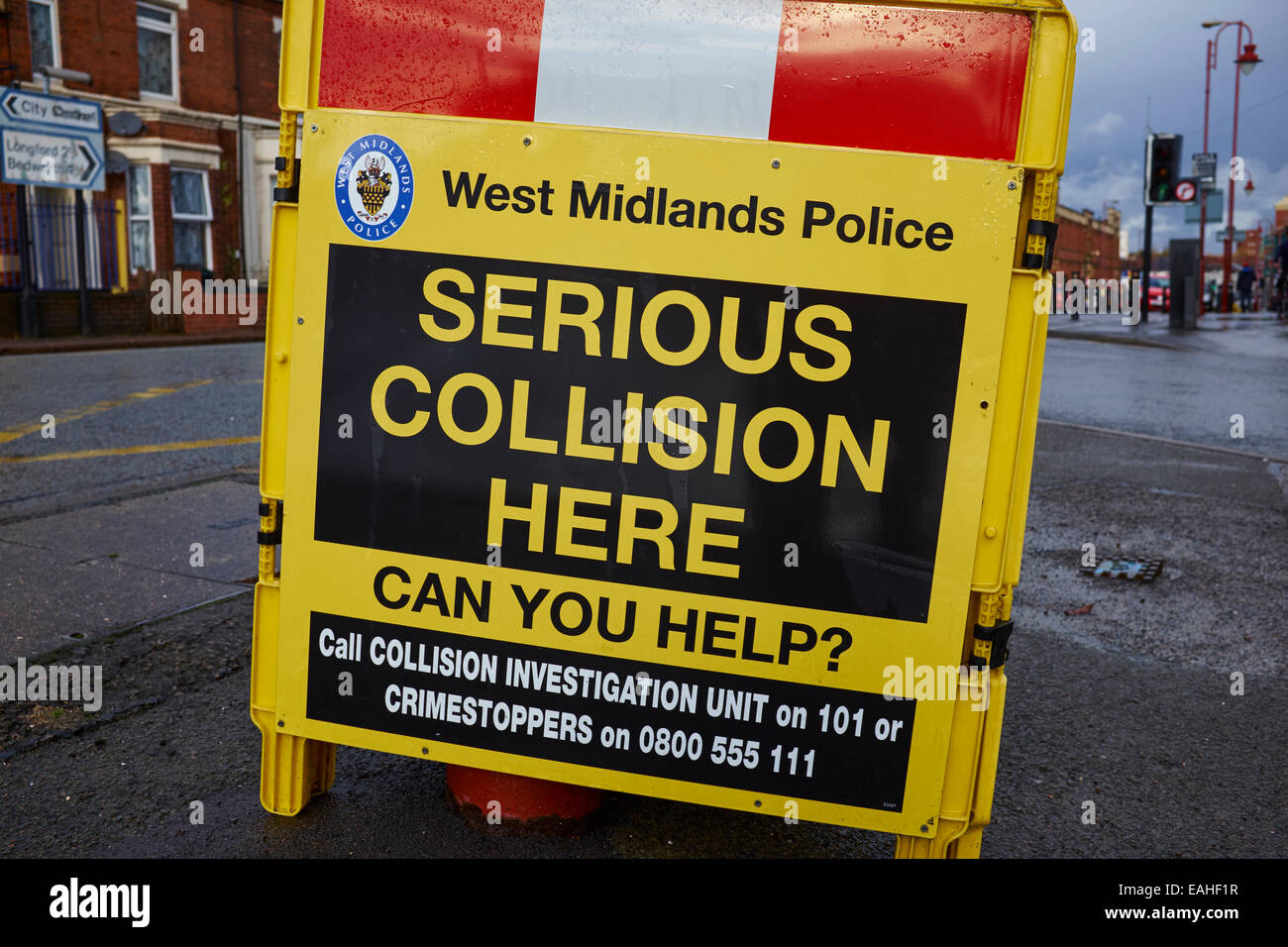 Grave collisione qui strada segno dopo un traffico stradale Incidente stradale Foleshill Coventry Regno Unito Foto Stock