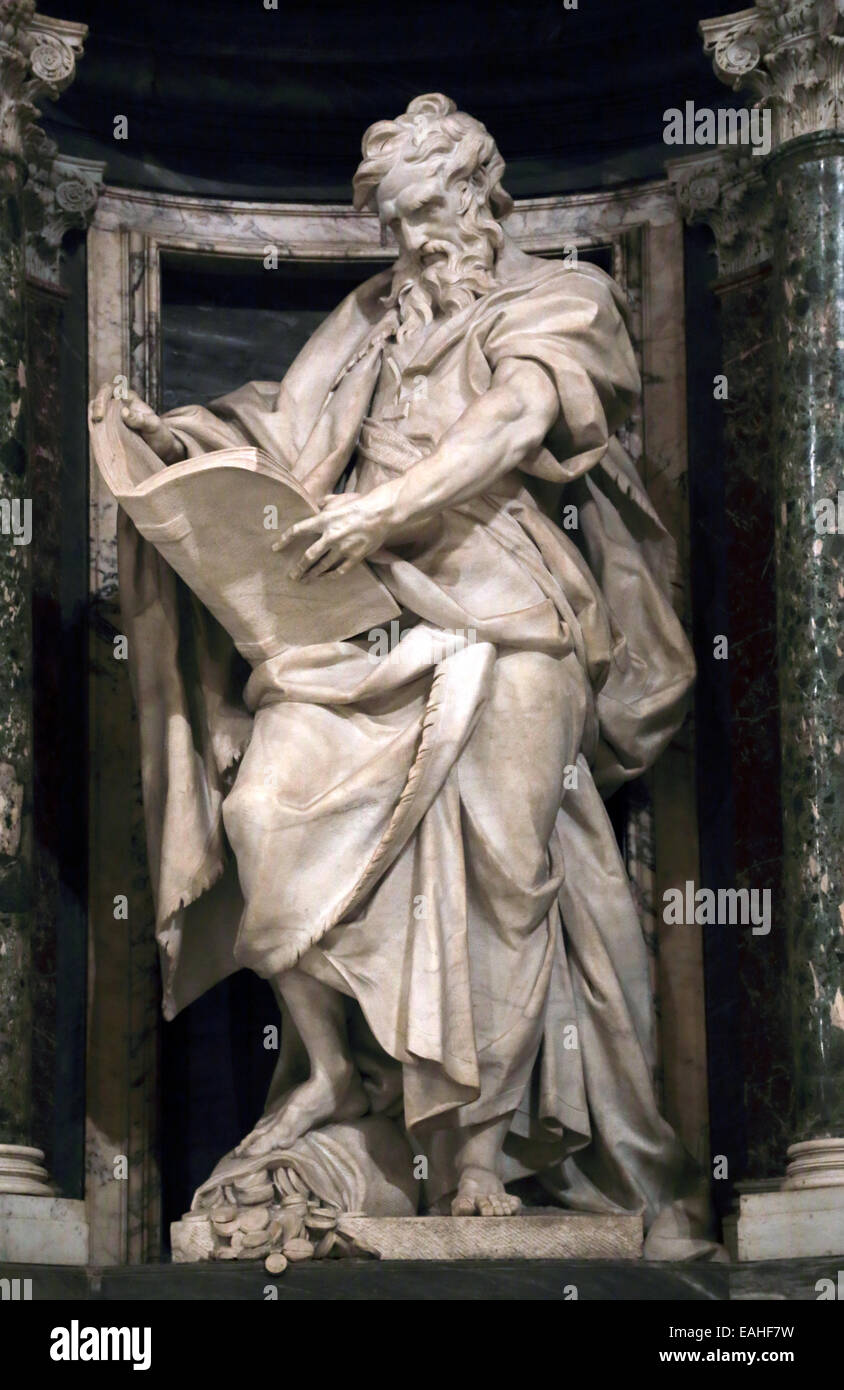 Statua di Matteo apostolo in una nicchia nella ARCIBASILICA DI SAN GIOVANNI IN LATERANO, Roma Italia Foto Stock