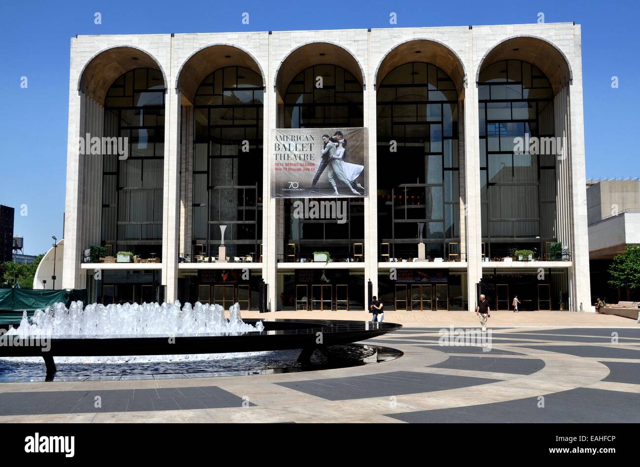 NYC: Josie Robertson Plaza con fontana e parte anteriore orientale della Metropolitan Opera House al Lincoln Center Foto Stock