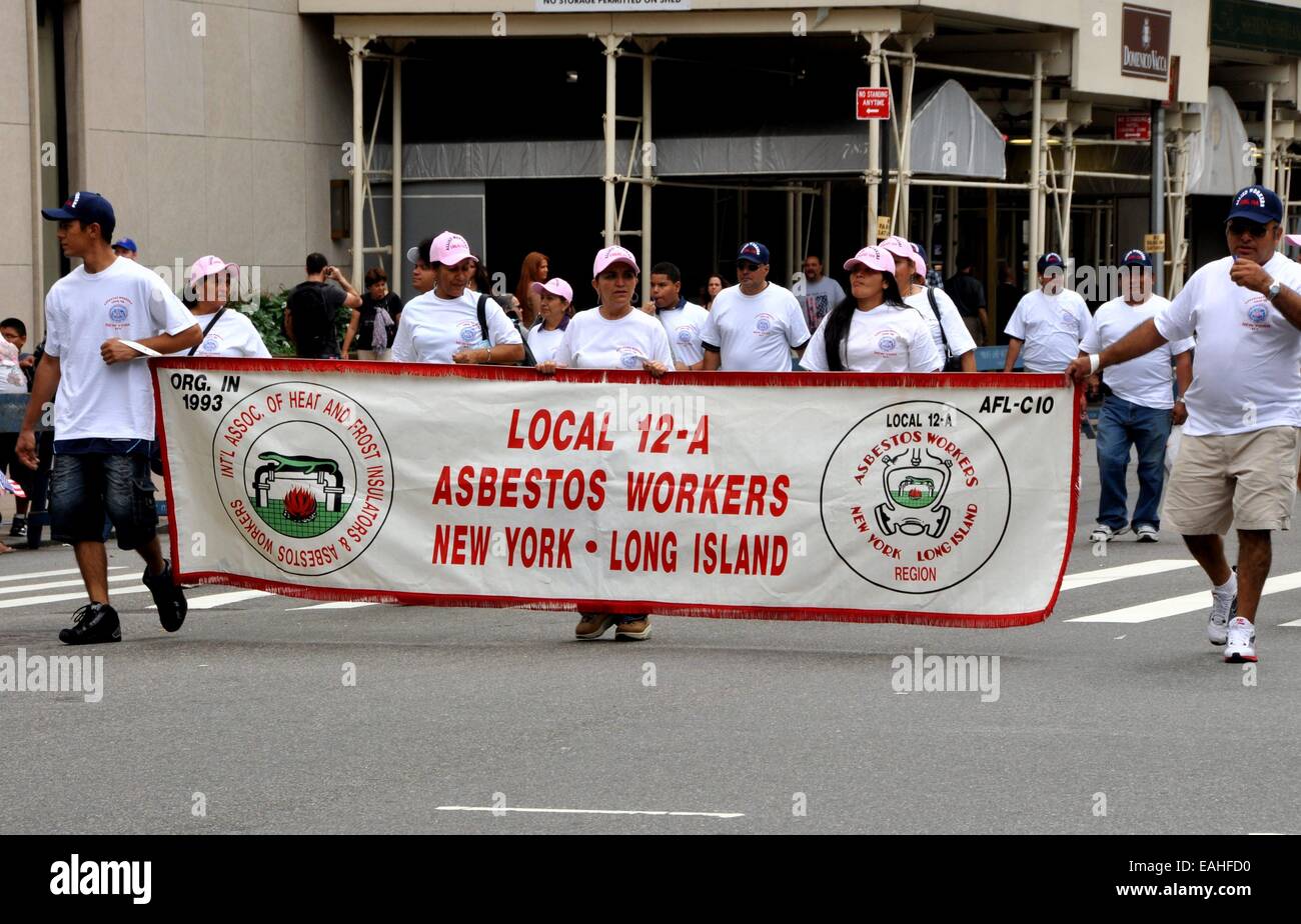 NYC: Membri della locale 12-A Lavoratori di amianto di New York e Long Island marciando nella relazione annuale parata del giorno del lavoro Foto Stock