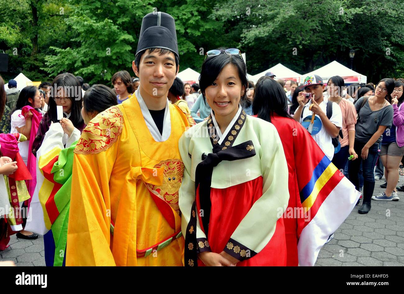 NYC: Bella coppia Giovane indossando il tradizionale coreano abiti cerimoniali alla Corea giorno 2011 Festival di Central Park Foto Stock