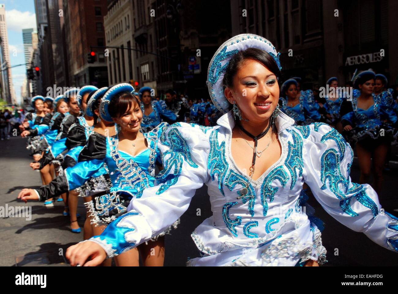 NYC: una linea di incantevoli Senoritas marciando nella relazione annuale il giorno dell indipendenza messicana Parade sulla Quinta Avenue Foto Stock