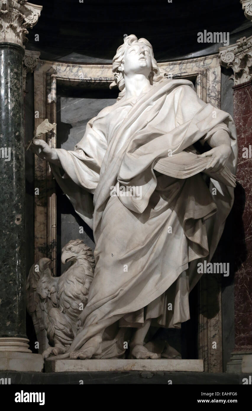 Statua di Giovanni Evangelista apostolo in una nicchia nella ARCIBASILICA DI SAN GIOVANNI IN LATERANO, Roma Italia Foto Stock