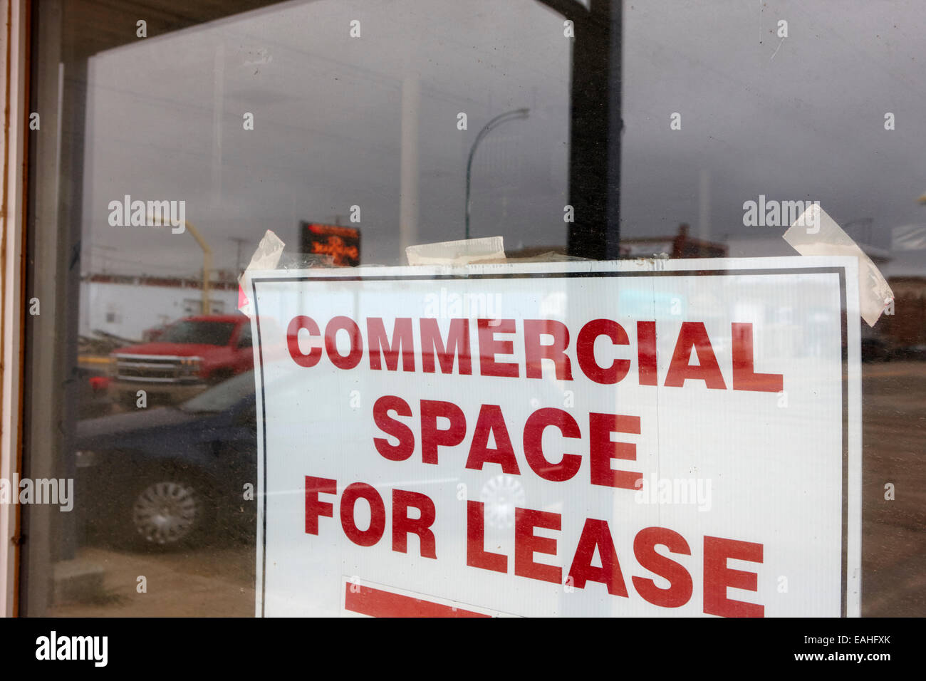 Vuoto abbandonato inutilizzati store sulla prima strada la città di leader sk Canada Foto Stock
