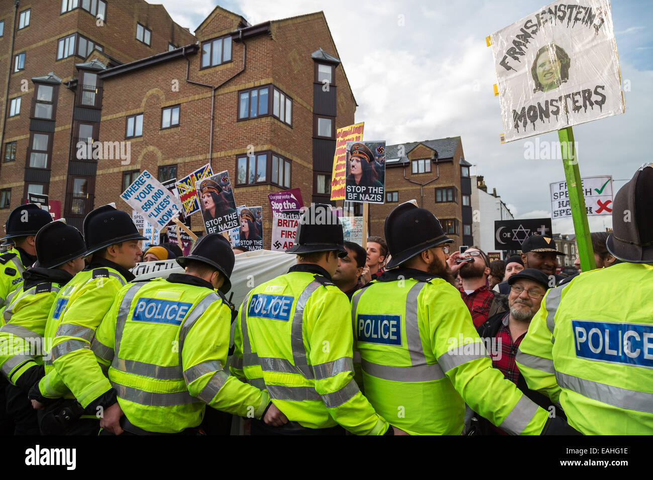 Rochester, Regno Unito. Xv Nov, 2014. La Gran Bretagna prima sostenitori scontro con credito Anti-Fascists: Guy Corbishley/Alamy Live News Foto Stock