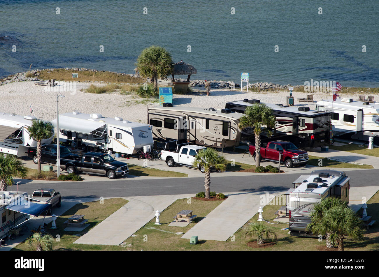 RV e parco del rimorchio sulla Santa Rosa suono la spiaggia di Pensacola del nord della Florida USA Foto Stock