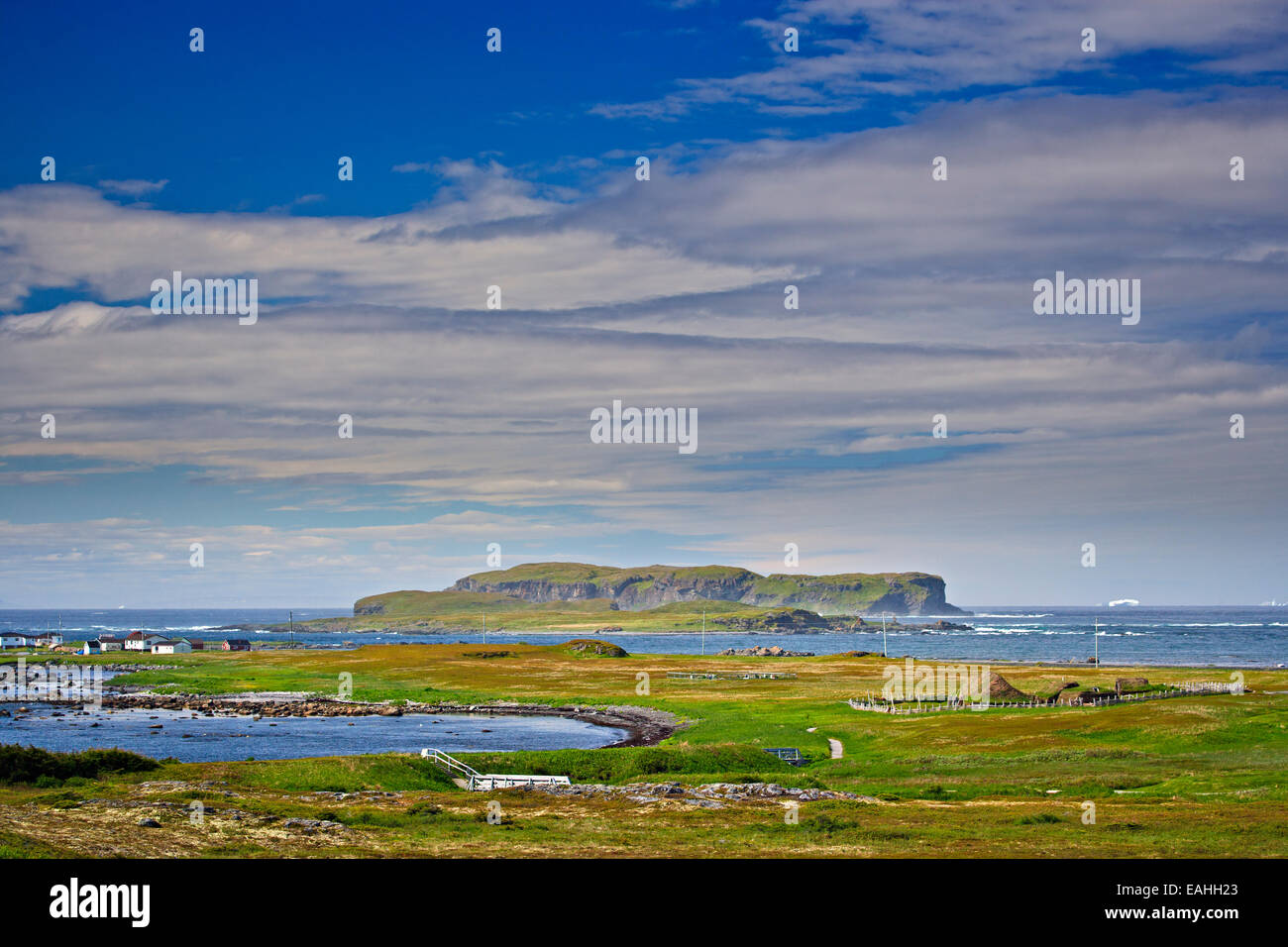 Vista dal centro informazioni presso l'Anse aux Meadows Sito Storico Nazionale del Canada e del Patrimonio Mondiale UNESCO, oltre il Foto Stock