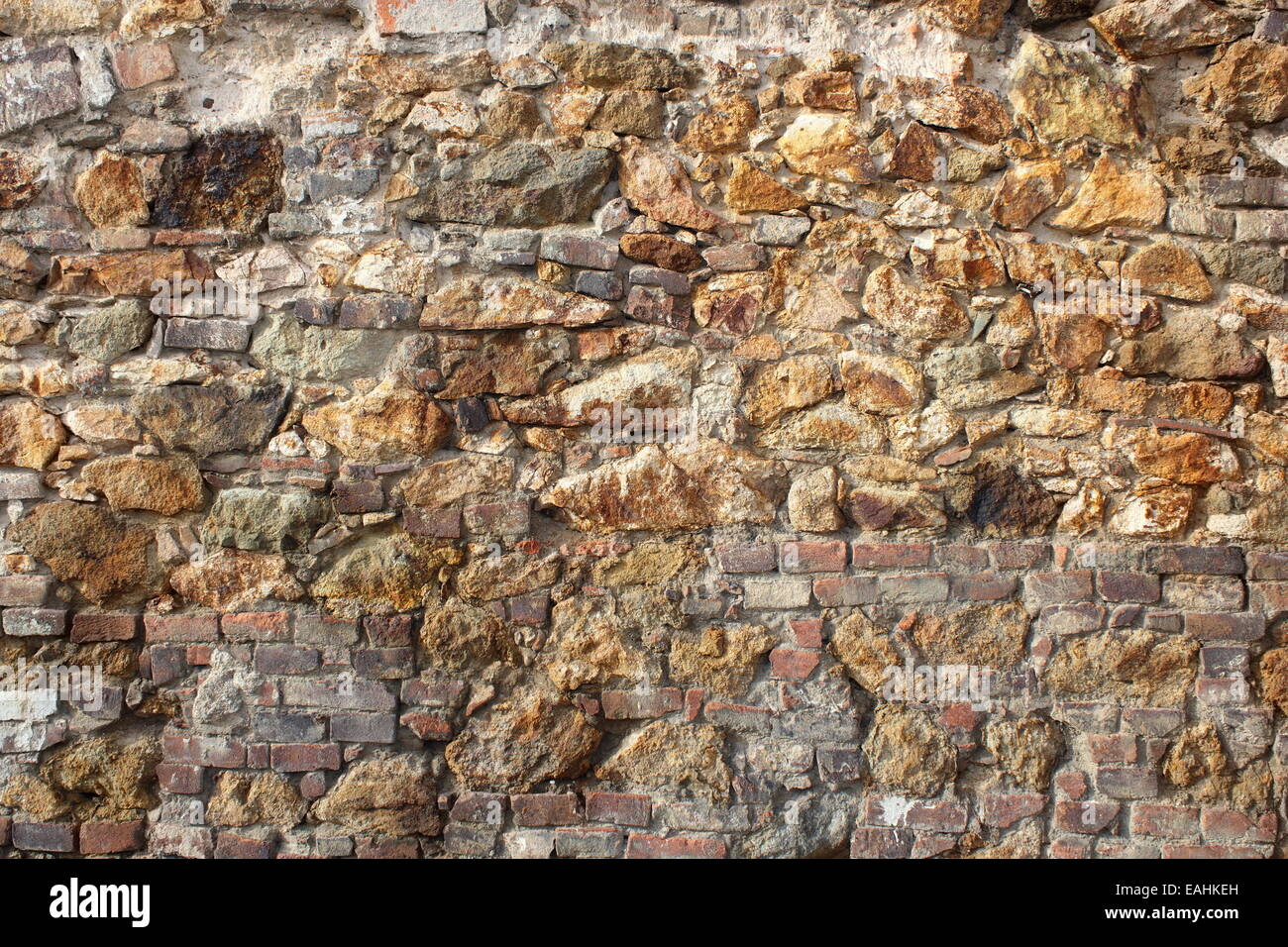 Vecchio muro di mattoni e pietre, consistenza per la tua progettazione architettonica Foto Stock
