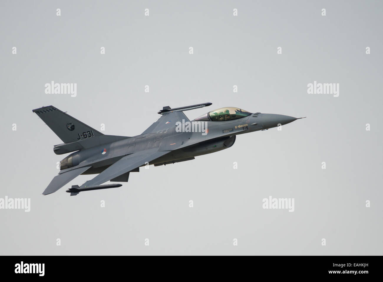 Fairford, Regno Unito - 12 Luglio 2014: Un Royal Netherlands Air Force (RNLAF) F16 fighter jet in volo e visualizzazione presso il Royal giornat Foto Stock