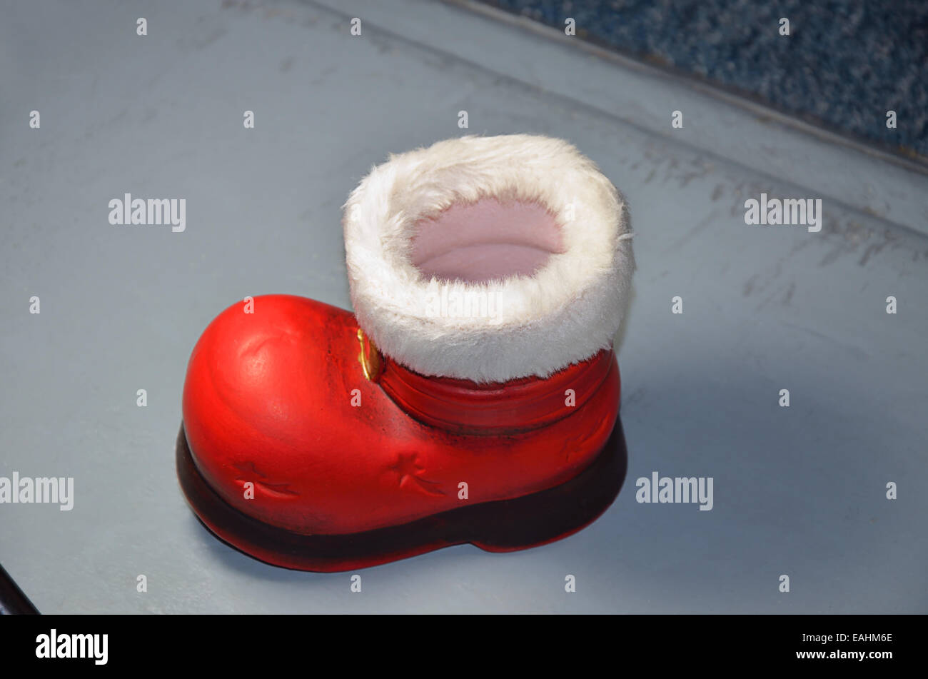 Santa red boot, vuoto, close up, isolata su uno sfondo grigio Foto Stock