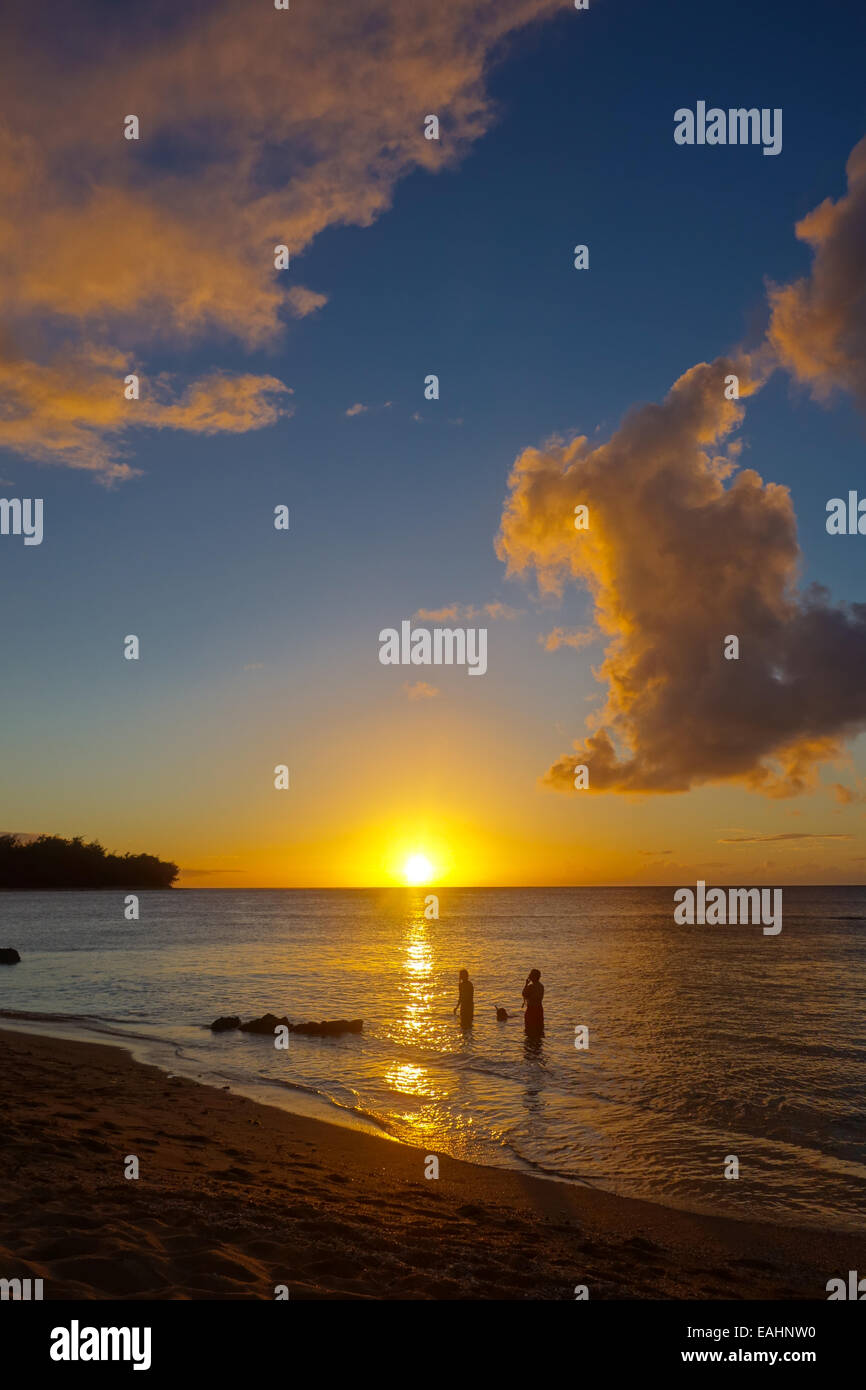 Haena spiaggia al tramonto, Kauai, Hawaii, STATI UNITI D'AMERICA Foto Stock