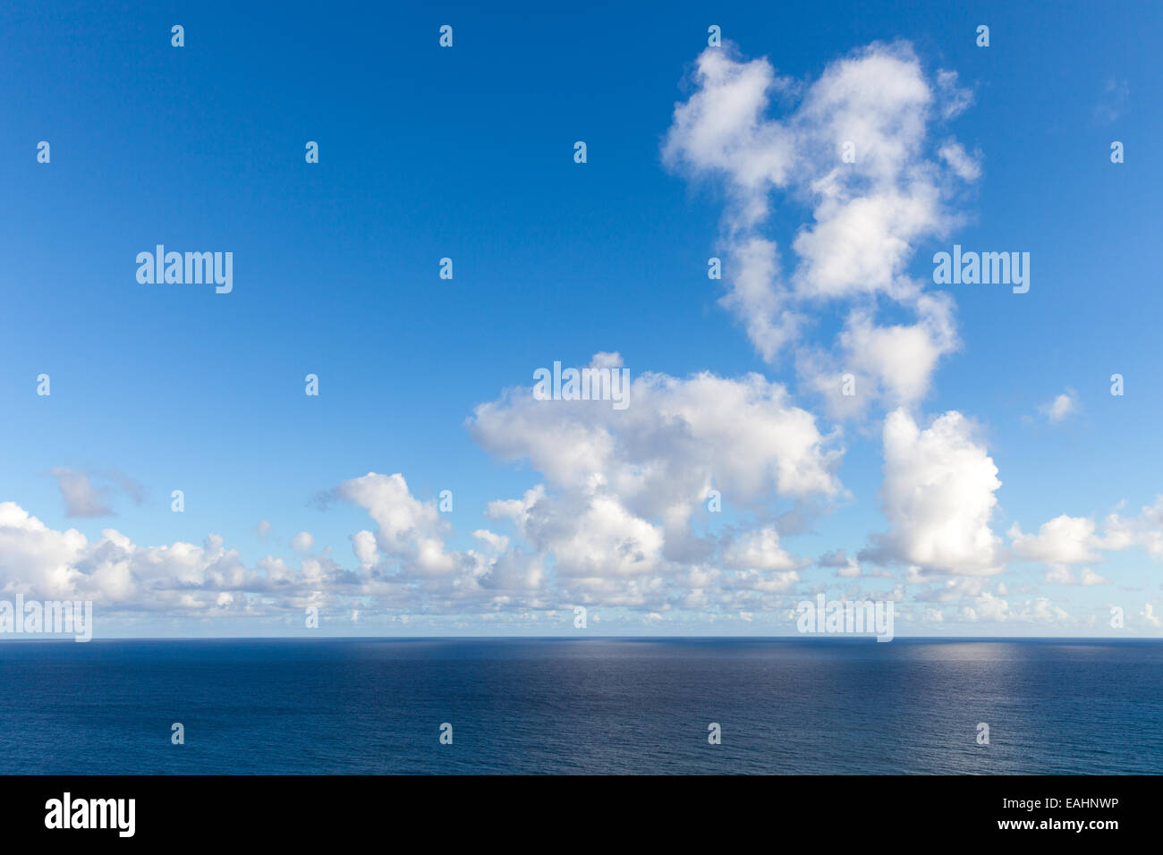 Vista dell'Oceano Pacifico con il blu del mare e le nuvole, Kauai, Hawaii, STATI UNITI D'AMERICA Foto Stock