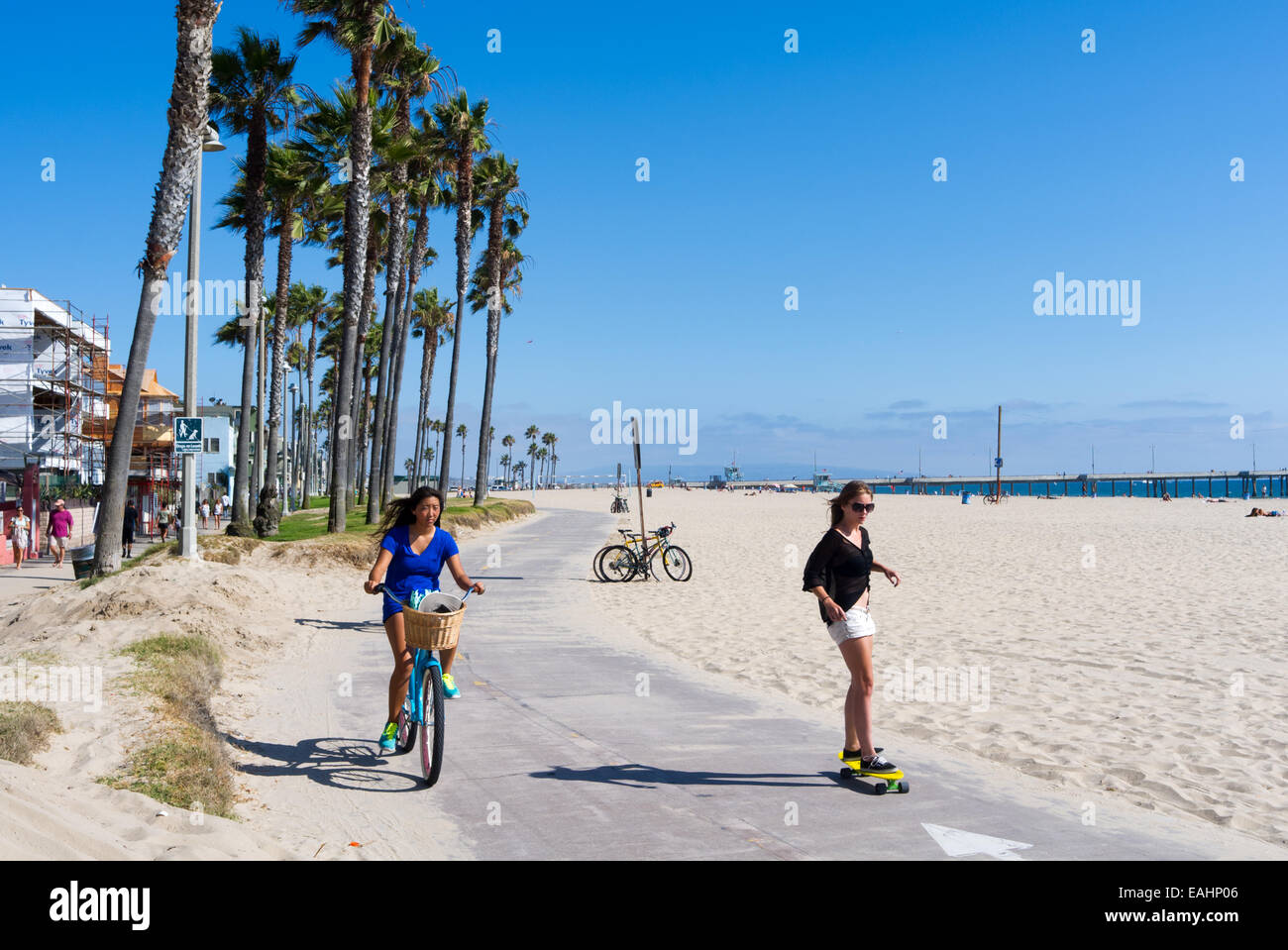 Escursioni in bicicletta a Venice Beach, Los Angeles, California, Stati Uniti d'America Foto Stock
