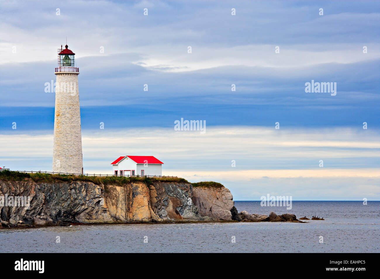 Cap des Rosiers Lighthouse, Cap des Rosiers, Land's End, Gaspesie, Penisola Gaspesie, Highway 132, Quebec, Canada. Foto Stock