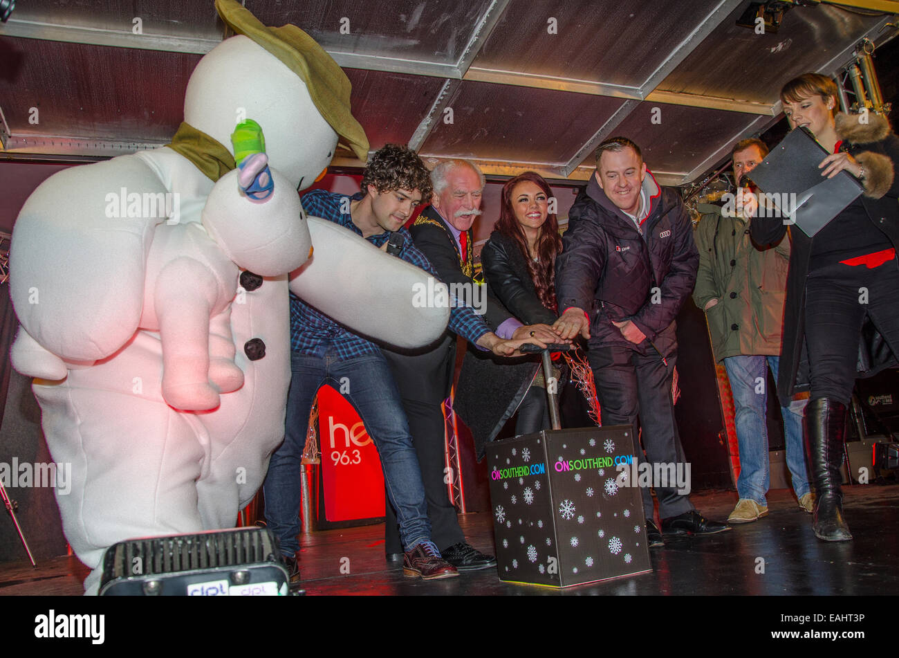 Le luci natalizie si accendono al Southend con la concorrente di X-Factor Lydia Lucy e Lee Mead Foto Stock