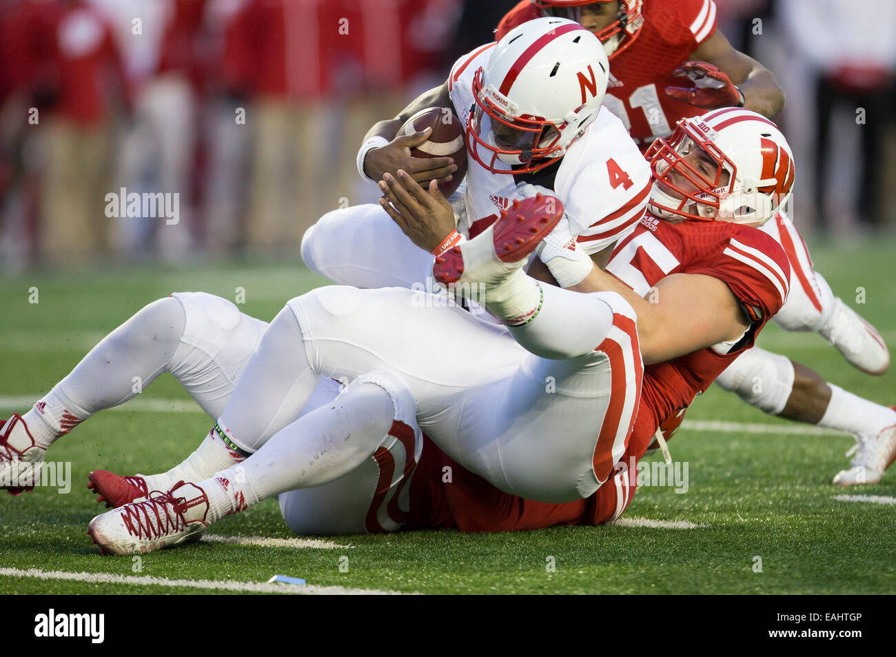 15 novembre 2014: Nebraska Cornhuskers quarterback Tommy Armstrong Jr. #4 è saccheggiata dal Wisconsin Badgers naso affrontare Arthur Goldberg #95 durante il NCAA Football gioco tra il Nebraska Cornhuskers e Wisconsin Badgers a Camp Randall Stadium di Madison, WI. Wisconsin sconfitto Nebraska 59-24. John Fisher/CSM Foto Stock