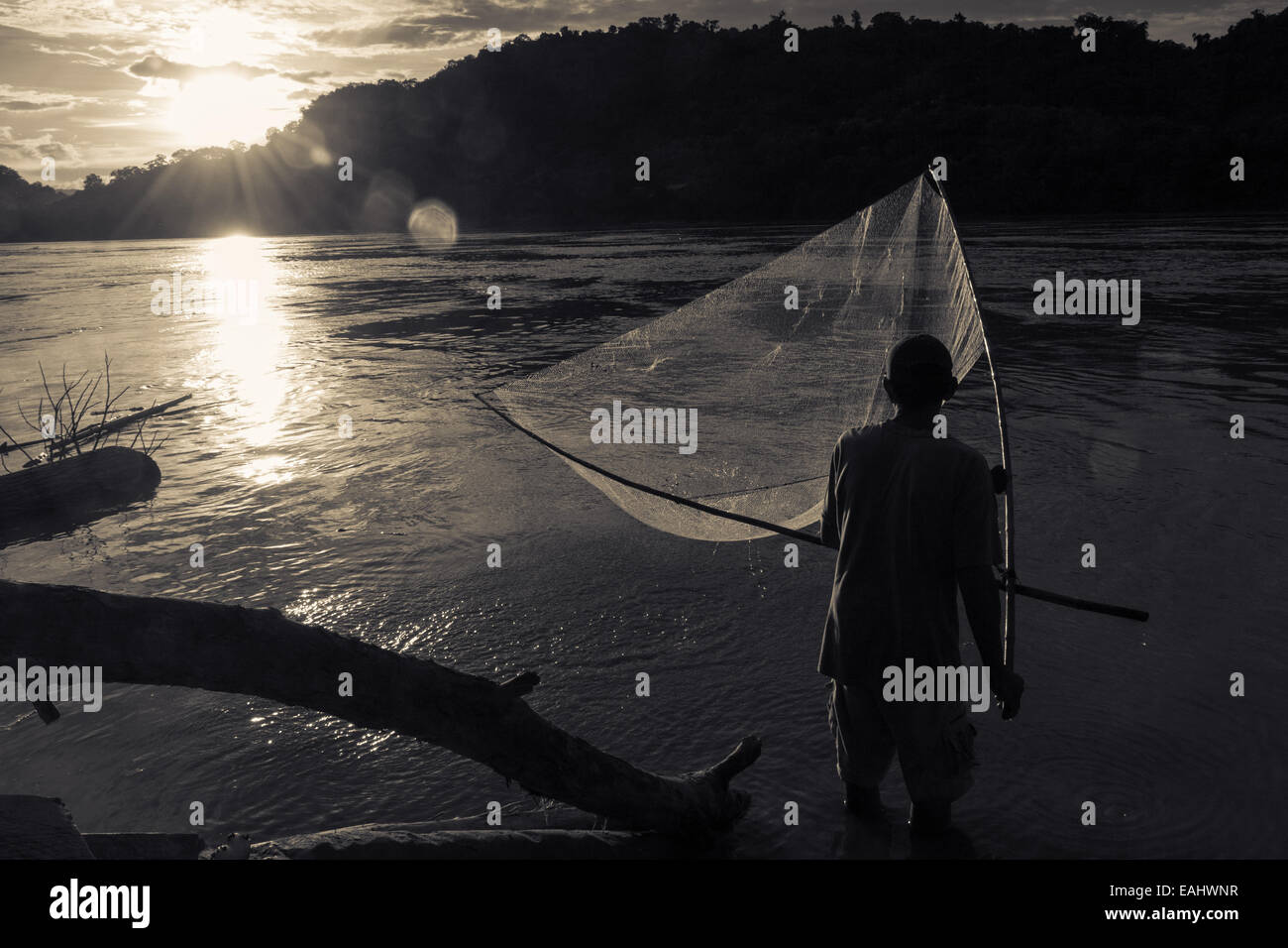 Un locale della pesca sulle sponde del Mekong in Laos Foto Stock