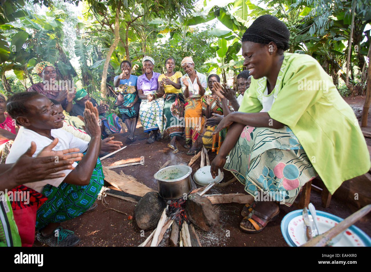 Gli abitanti di un villaggio di partecipare a una cucina e nutrizione di dimostrazione nel distretto di Mulanje, Malawi. Foto Stock