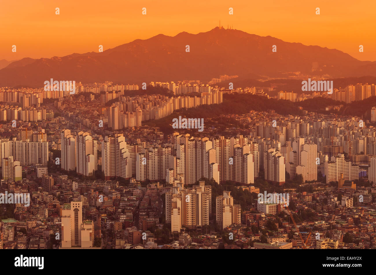 Il crepuscolo si assesta oltre le infinite cityscape di Seoul, Corea del Sud. Foto Stock