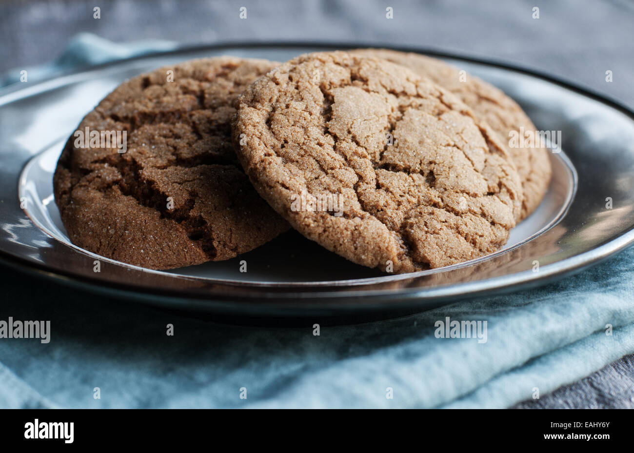 Lo zenzero melassa cookie sul bianco e piastra di peltro Foto Stock