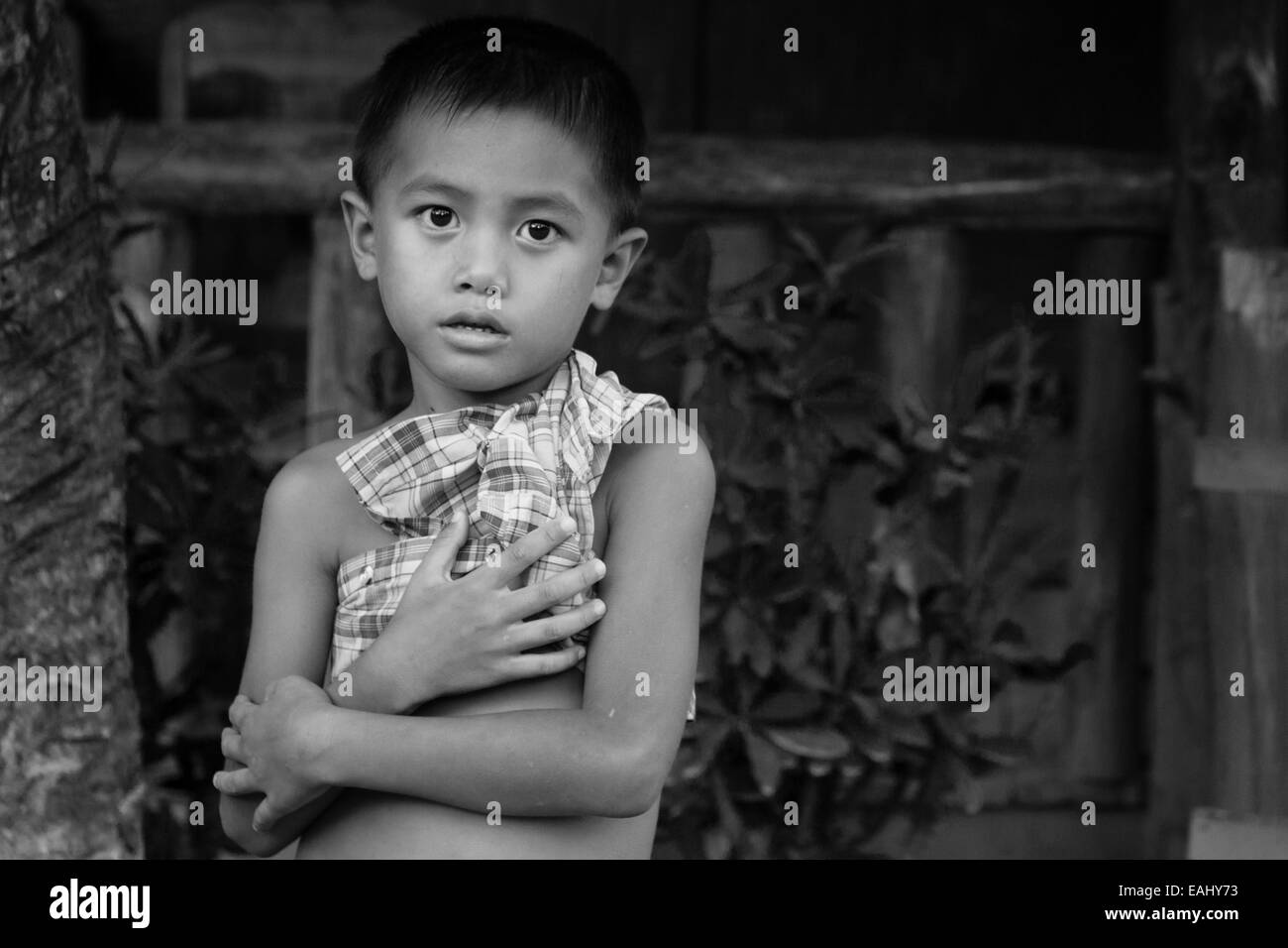 Giovane ragazzo Lao nel Villaggio di Nong Khiaw Foto Stock