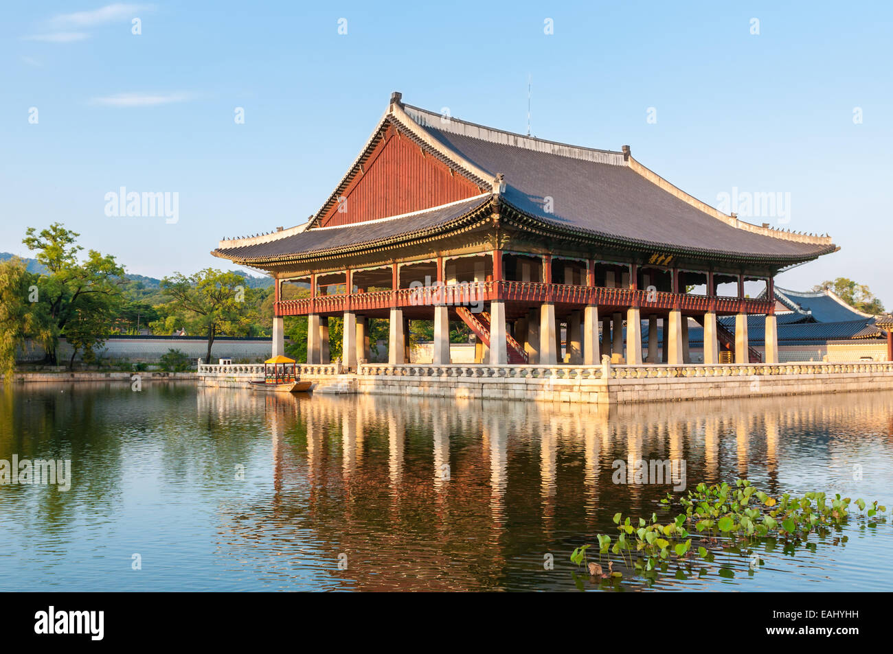 Padiglione Gyeonghweru riflessa in un lago presso il Palazzo Gyeongbokgung a Seul, in Corea del Sud. Foto Stock Padiglione Gyeonghweru riflessa in un lago presso il Palazzo Gyeongbokgung a Seul, in Corea del Sud. Foto Stock