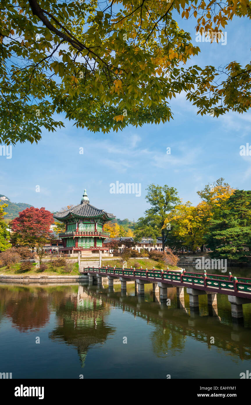 Hyangwonjeong padiglione presso il Palazzo Gyeongbokgung a Seul, in Corea del Sud. Foto Stock Hyangwonjeong padiglione presso il Palazzo Gyeongbokgung a Seul, in Corea del Sud. Foto Stock