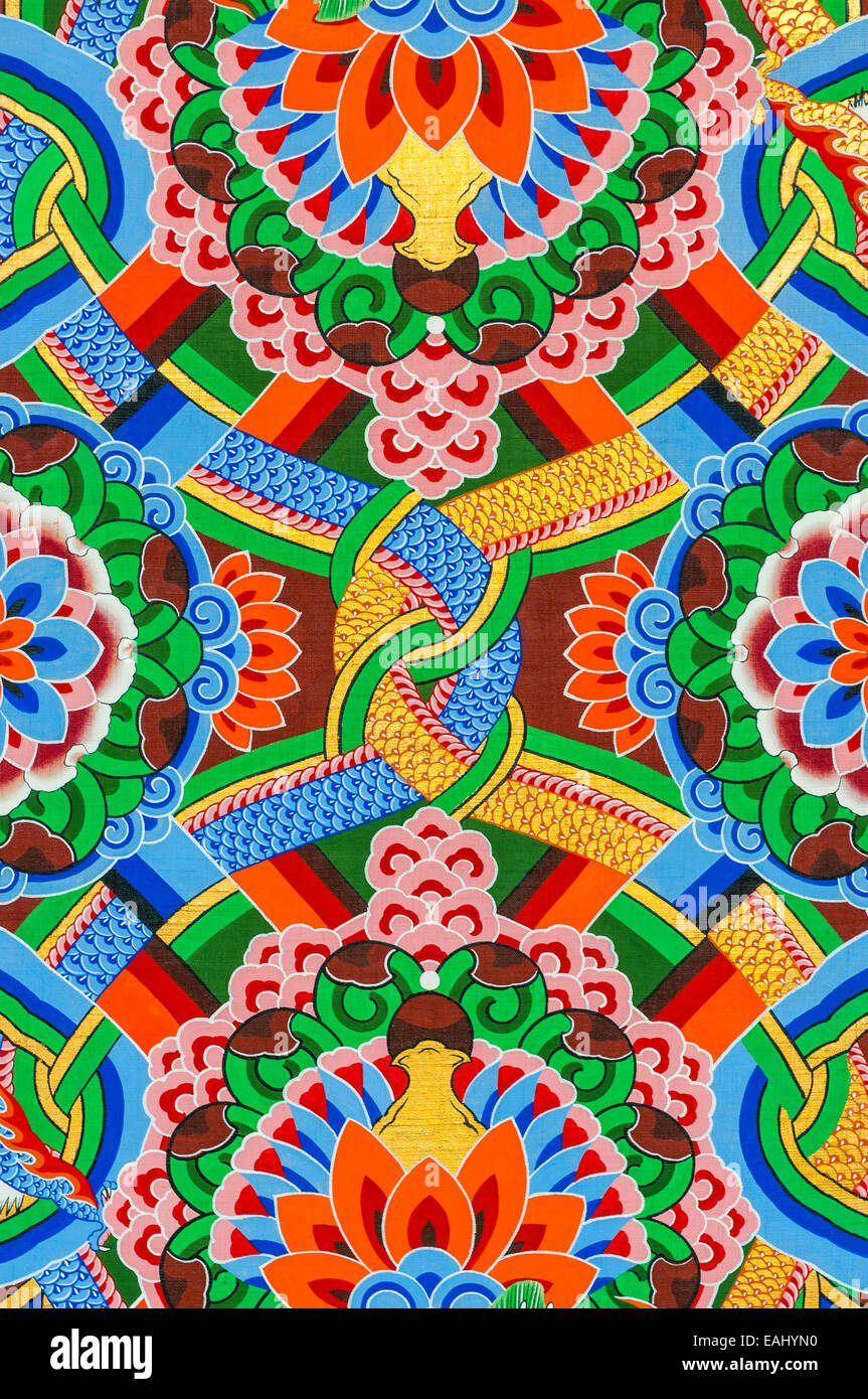 Primo piano della tecnica elaborate decorazioni sulle pareti del palazzo Gyeongbokgung a Seul, in Corea del Sud. Foto Stock