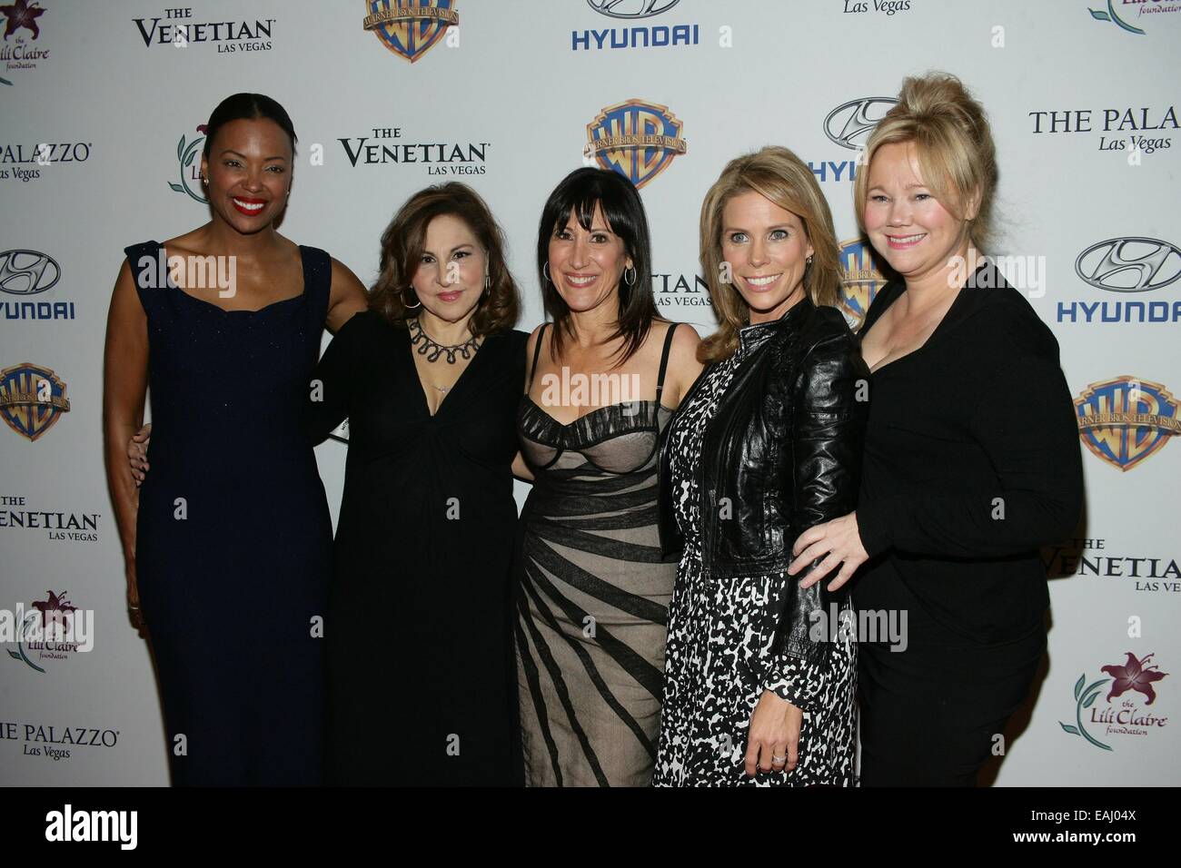 Las Vegas, Nevada, USA. Xv Nov, 2014. Aisha Tyler, Kathy Najimy, Leslie Litt-Resnick, Cheryl Hines, Caroline Rhea presso gli arrivi di Lili Claire 'vivere la vostra passione' vantaggio di celebrità e concerto, il Palazzo di Las Vegas, Las Vegas NV, Novembre 15, 2014. Credito: James Atoa/Everett raccolta/Alamy Live News Foto Stock