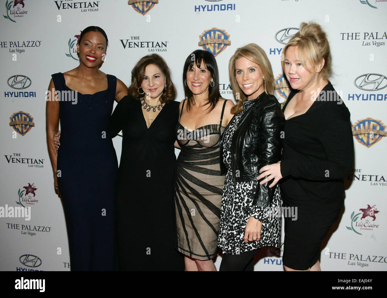 Las Vegas, Nevada, USA. Xv Nov, 2014. Aisha Tyler, Kathy Najimy, Leslie Litt-Resnick, Cheryl Hines, Caroline Rhea presso gli arrivi di Lili Claire 'vivere la vostra passione' vantaggio di celebrità e concerto, il Palazzo di Las Vegas, Las Vegas NV, Novembre 15, 2014. Credito: James Atoa/Everett raccolta/Alamy Live News Foto Stock