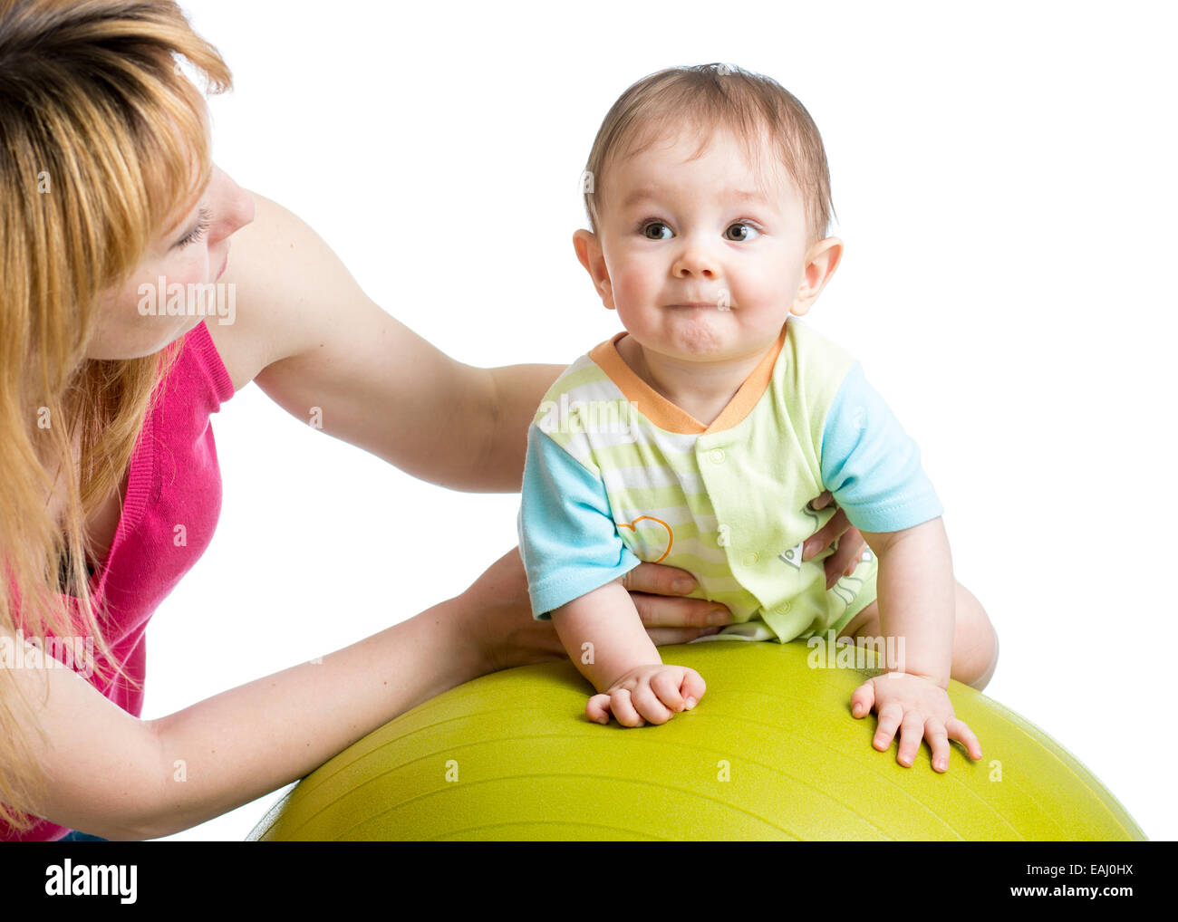 Madre di fare ginnastica con il bambino a montare la sfera Foto Stock