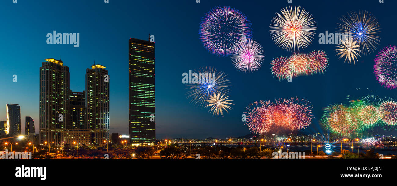 Fuochi d'artificio esplodere oltre il Fiume Han durante l annuale Seoul Festival dei fuochi d'artificio a Seul, in Corea del Sud. Foto Stock