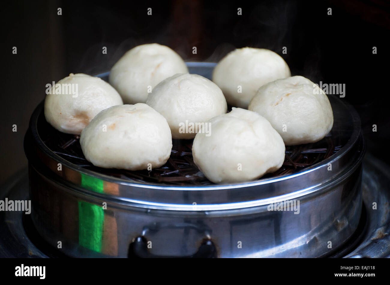 Cinese focacce cotte al vapore, noto anche come baozi, in attesa di essere consumati Foto Stock