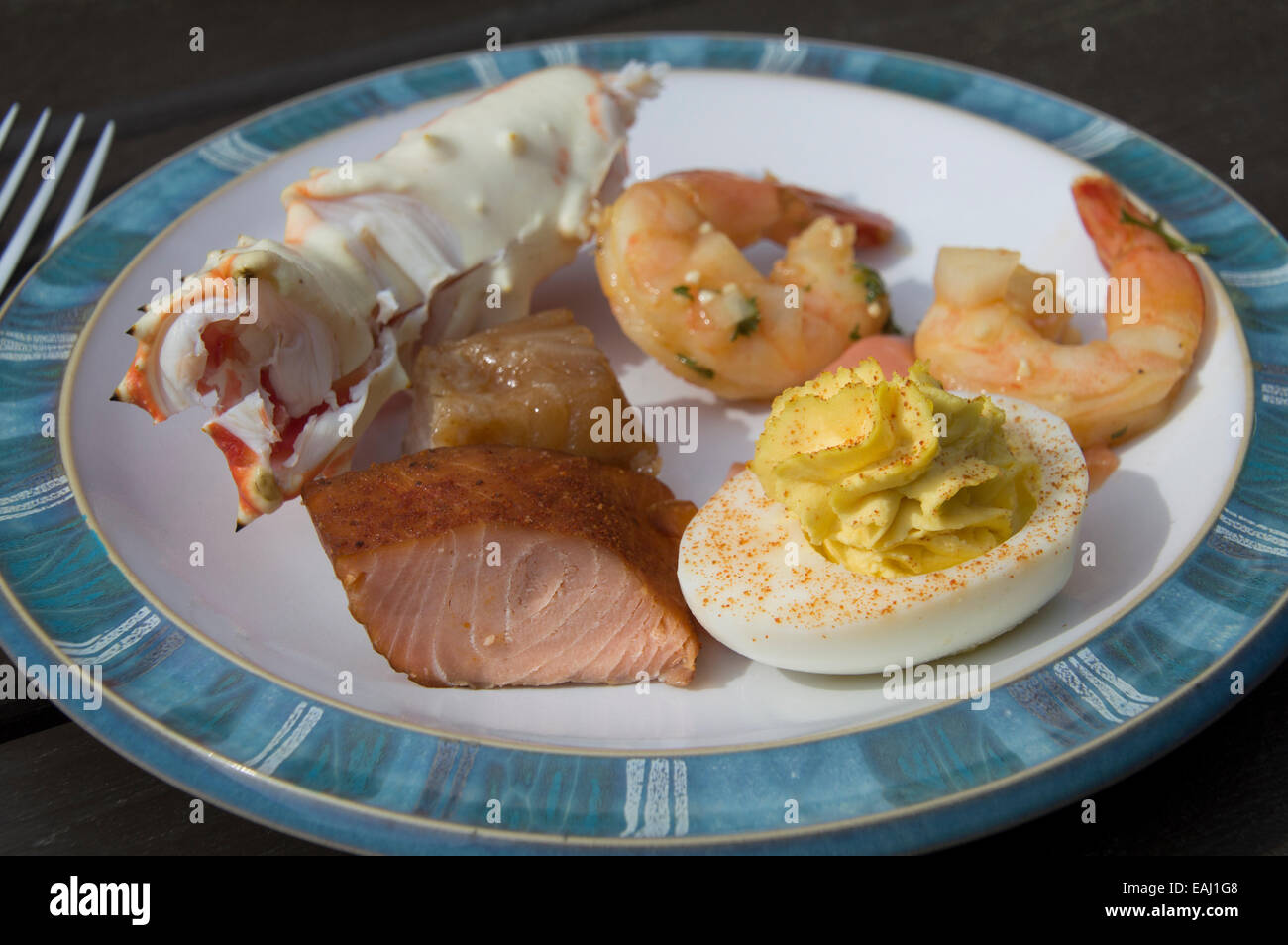 Il piatto con il salmone affumicato, gamberetti,Granchio reale e deviled uovo. Foto Stock
