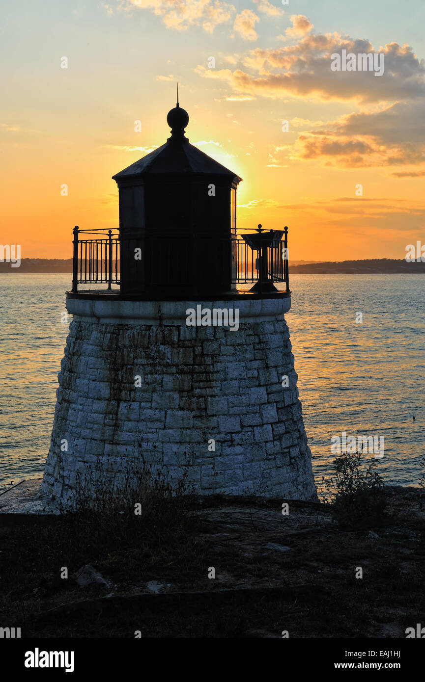 La Collina del Castello faro ora blu tramonto in silhouette, Newport, Rhode Island, New England, STATI UNITI D'AMERICA come estremità di estate e autunno inizia. Foto Stock