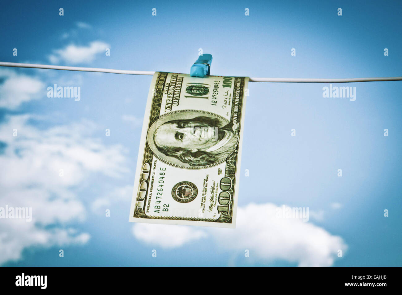 Un centinaio di dollari appeso a una fune Foto Stock