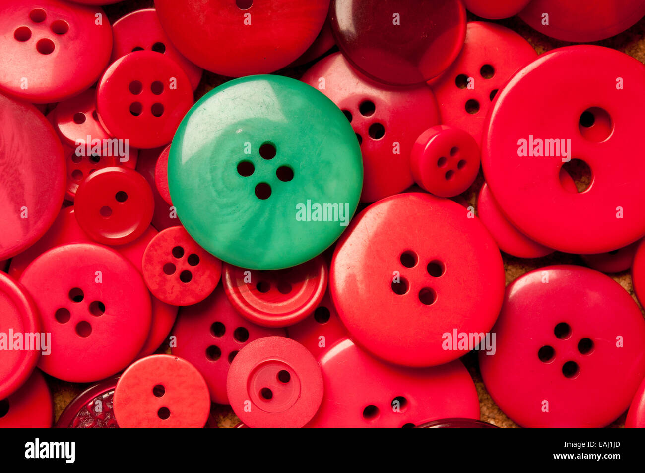 Pulsante verde tra i pulsanti rossi Foto Stock