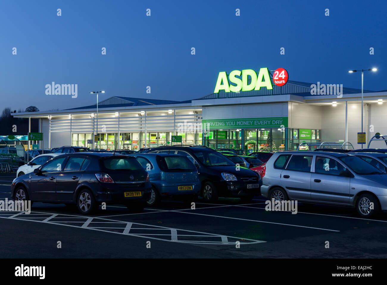 Asda 24 ora supermercato di notte Foto Stock Asda 24 ora supermercato di notte Foto Stock