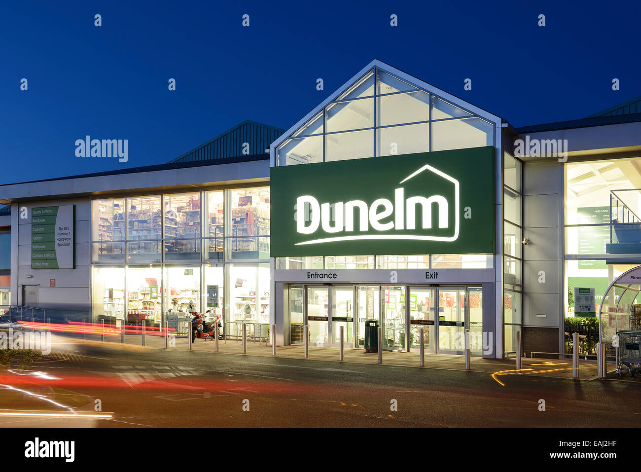 Dunelm entrata dello store durante la notte Foto Stock Dunelm entrata dello store durante la notte Foto Stock