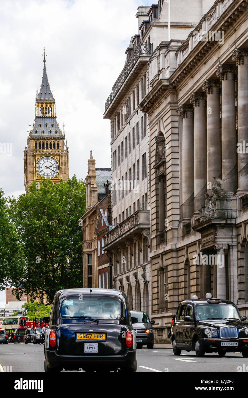 London street con black cabs e vista del Big Ben e Palazzo di Westminster, Londra Foto Stock