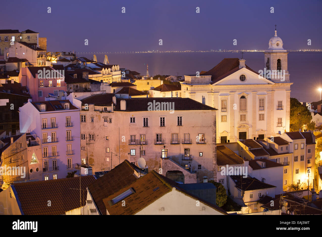 Città vecchia di Lisbona di notte in Portogallo, Santo Estevao chiesa sulla destra. Foto Stock