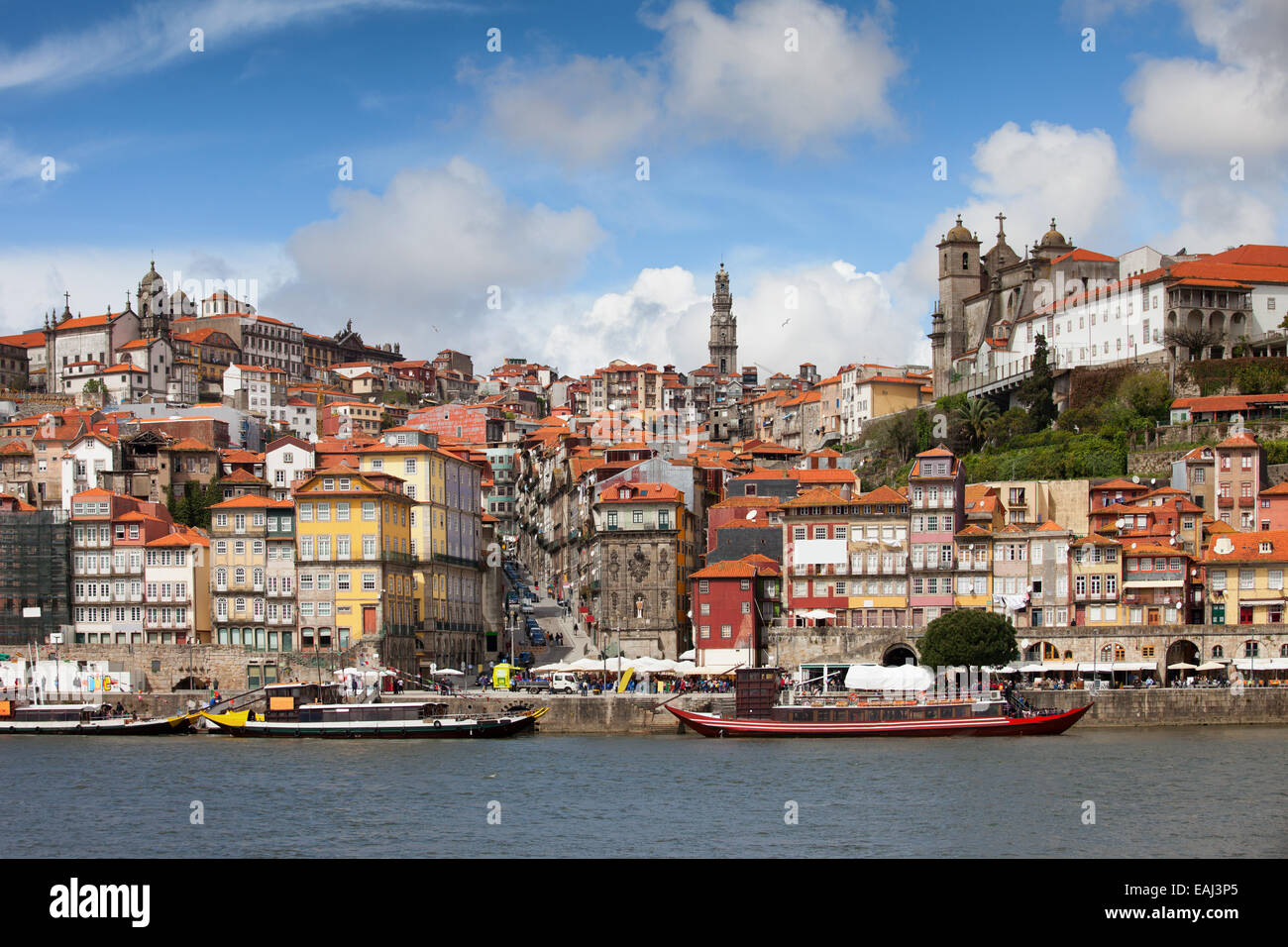 Porto in Portogallo, il centro storico della città, lungo il fiume Douro sul primo piano. Foto Stock
