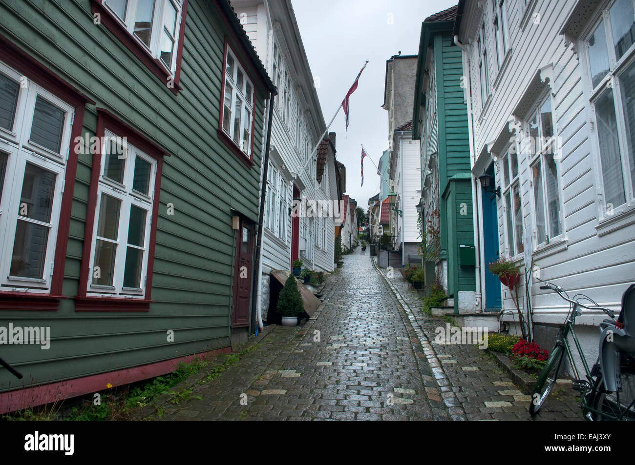Svuotare strada stretta tra il bianco e il verde case di legno di Bergen  città vecchia, Norvegia Foto stock - Alamy