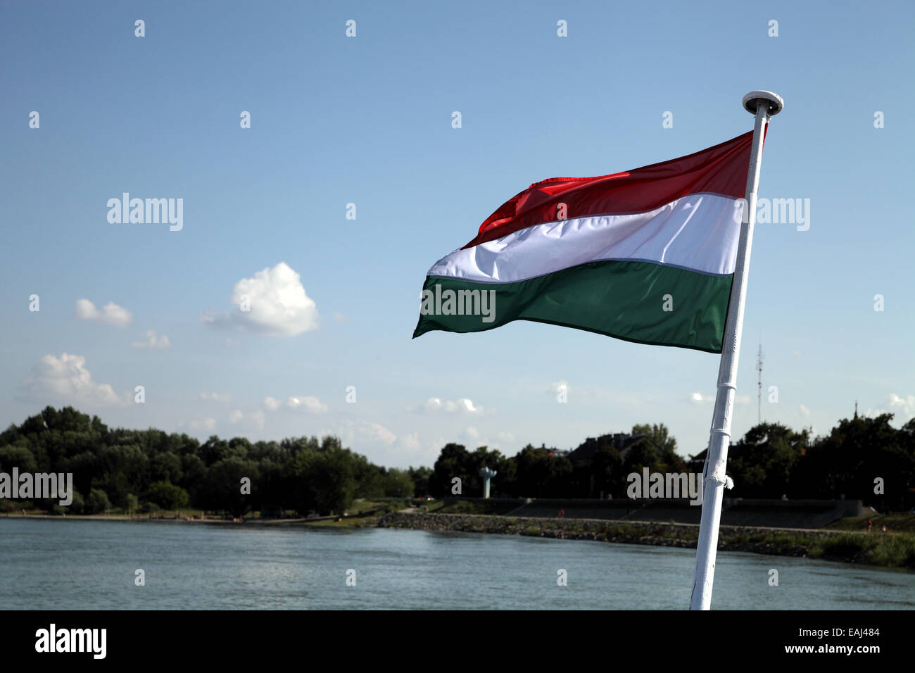Bandiera ungherese svolazzanti da poppa della nave da crociera nei pressi di Szentendre Ungheria Foto Stock