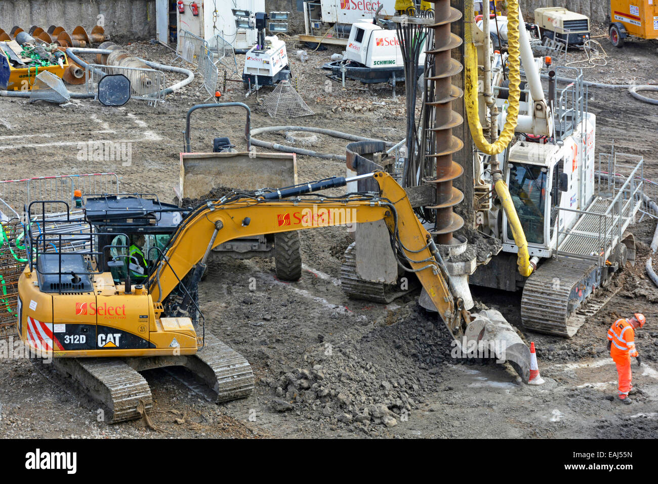 I macchinari per macchine di perforazione e escavatori a coclea lavorano su fondamenta per lo sviluppo di abitazioni nel sito dell'industria edile Southwark London England UK Foto Stock