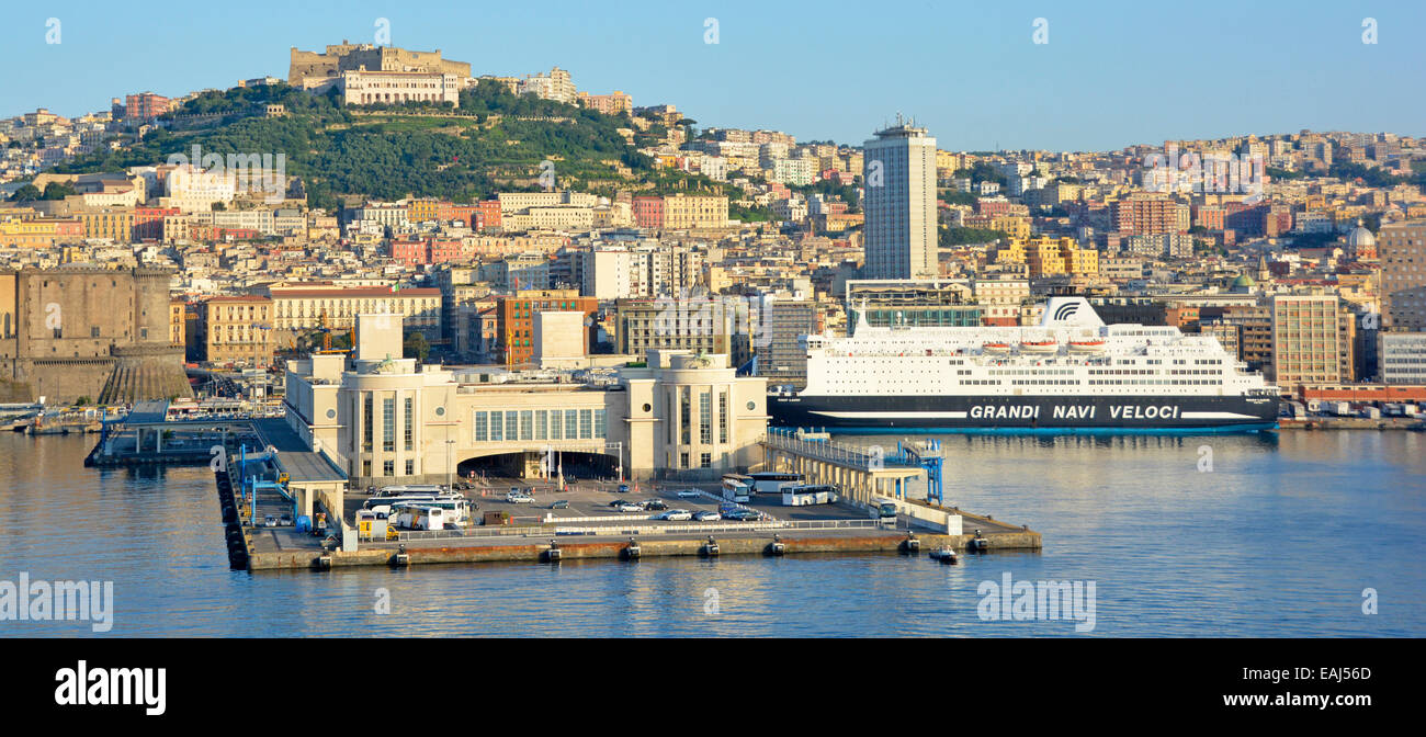 La mattina presto il sole oltre il terminal delle navi da crociera nel porto di Napoli e di parte della città al di là di Campania Italia Europa Foto Stock