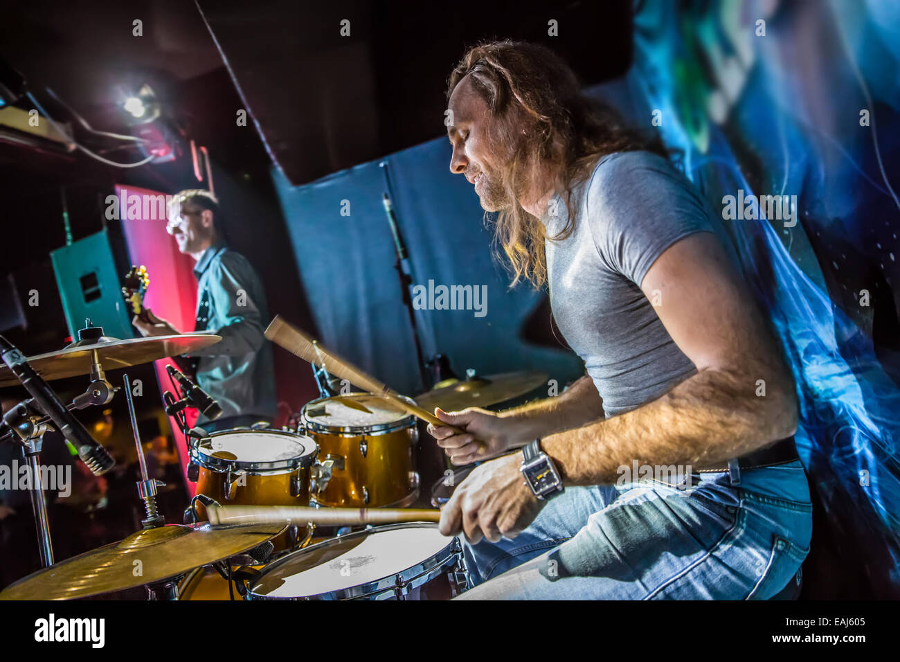 Il batterista giocando sul drum set sul palco. Foto Stock