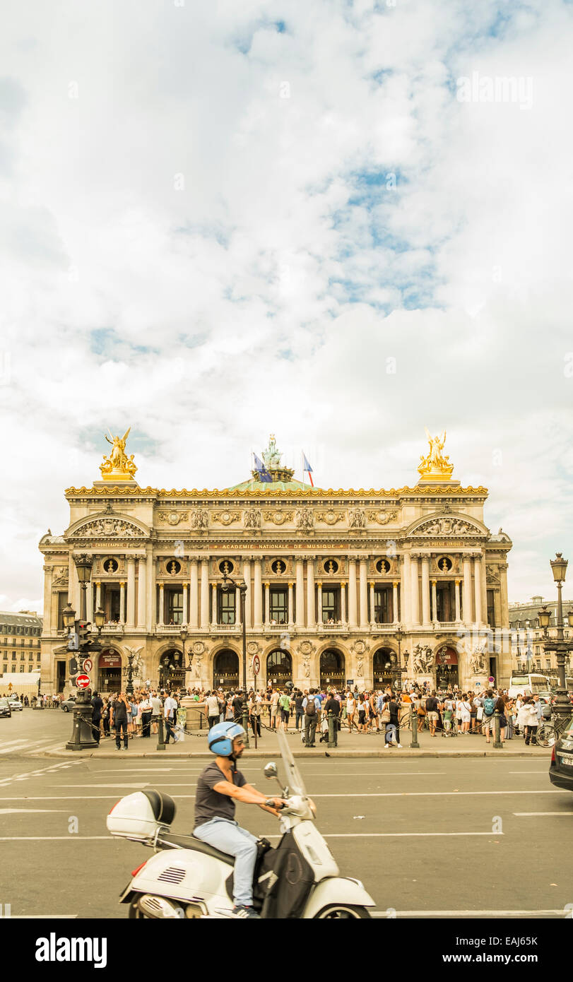 Menschen auf dem vorplatz der Opera garnier, persone di fronte la casa dell'opera di Parigi, l' Opera Garnier, Parigi, Ile de france Foto Stock