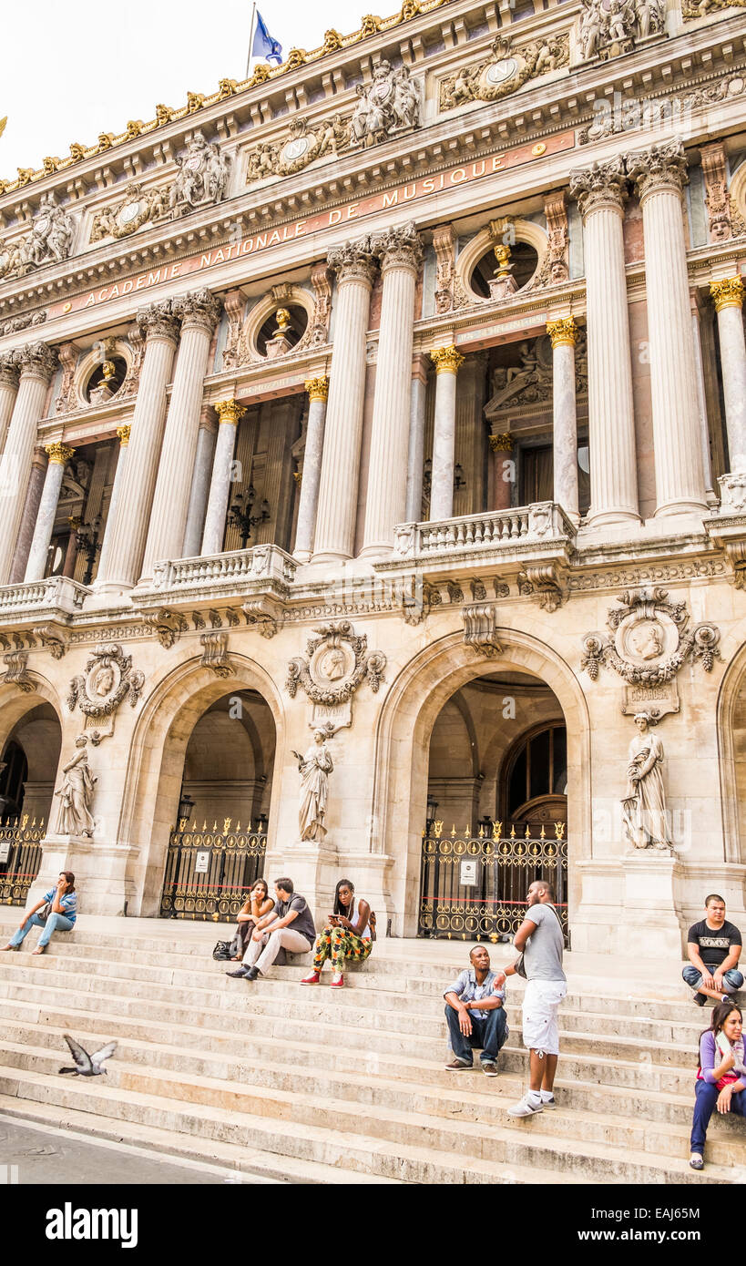 Persone rilassante sulle scale del parigino opera, Opéra Garnier, Parigi, Ile de france, Francia Foto Stock